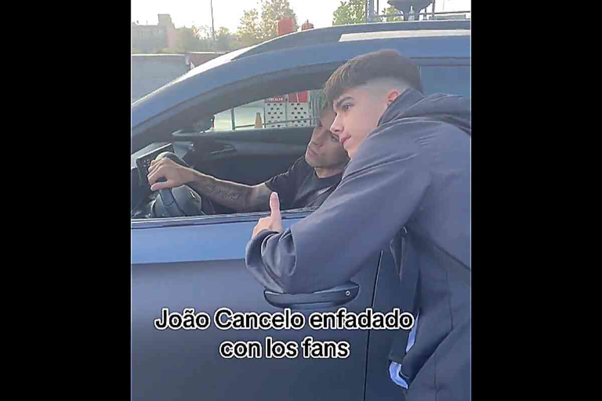 Cancelo les dice a unos aficionados del Barça que son "más pesados"