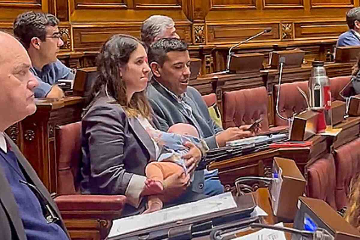Macarena Sierra, la diputada que dio el pecho a su bebé en el Parlamento uruguayo