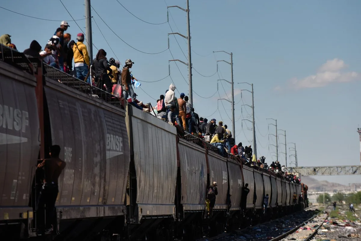 México descarta que miles de migrantes sigan usando tren de carga para llegar a frontera
