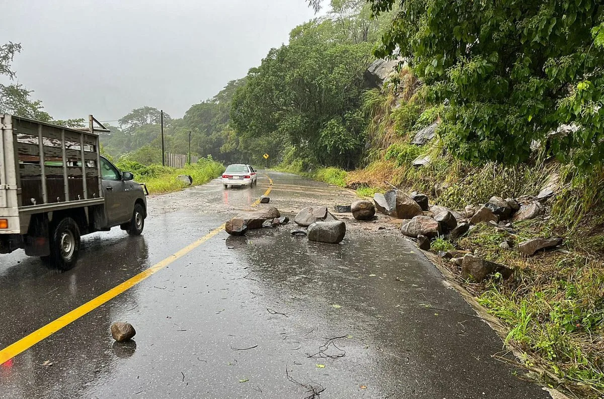 México reporta daños en las principales carreteras de Guerrero por el huracán Otis