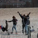 Migrantes en México caen en estafas de hasta 20.000 dólares ante las fallas del CBP One
