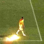 El lanzamiento de un fuego artificial desde la grada hiere al portero del Clermont y provoca la suspensión del partido contra el Montpellier