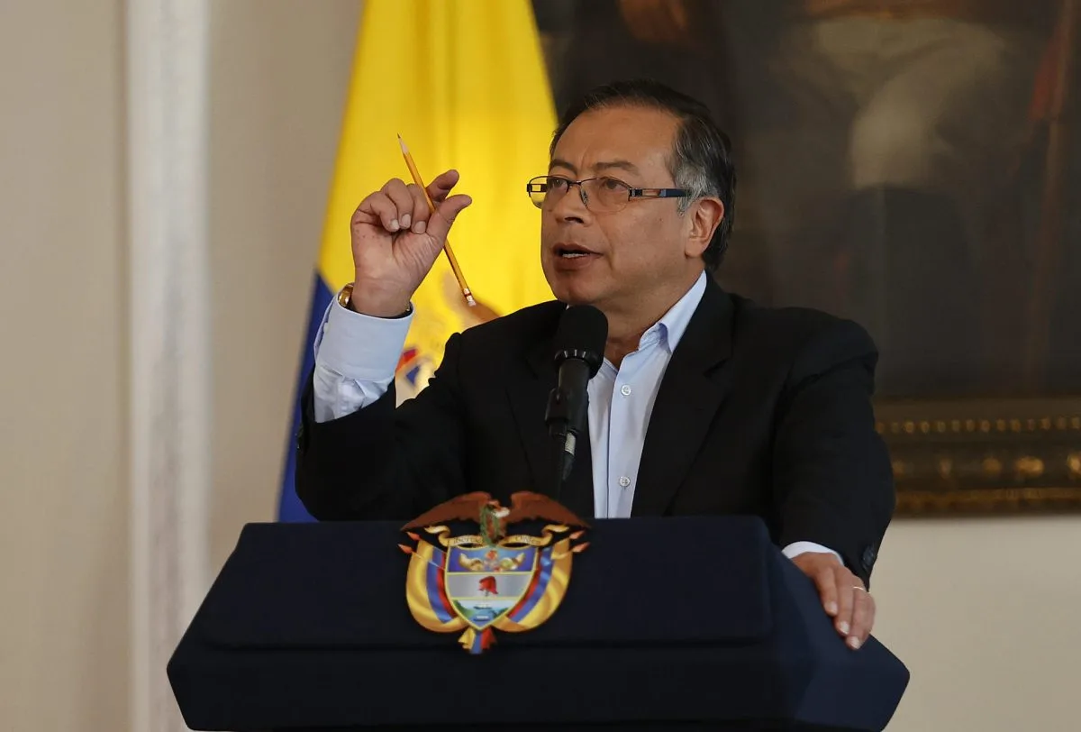 Petro llega a China y arranca su visita oficial centrada en el metro de Bogotá