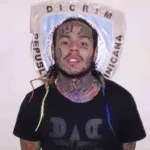 Tekashi 6ix9ine, esposado y rodeado de curiosos, sale de un hotel de Samaná donde se escondía de la policía