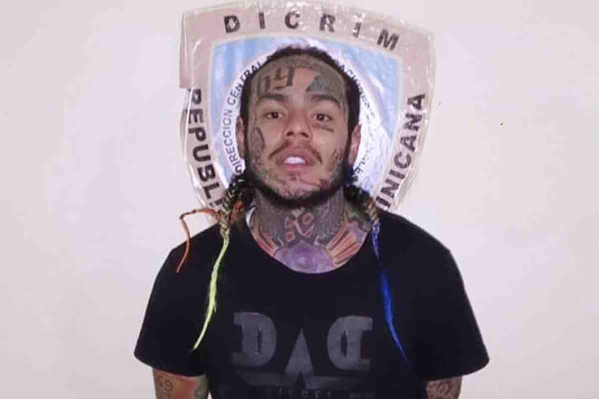 Tekashi 6ix9ine, esposado y rodeado de curiosos, sale de un hotel de Samaná donde se escondía de la policía