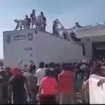 Multitud saquea un tráiler con víveres en Acapulco tras el devastador huracán Otis