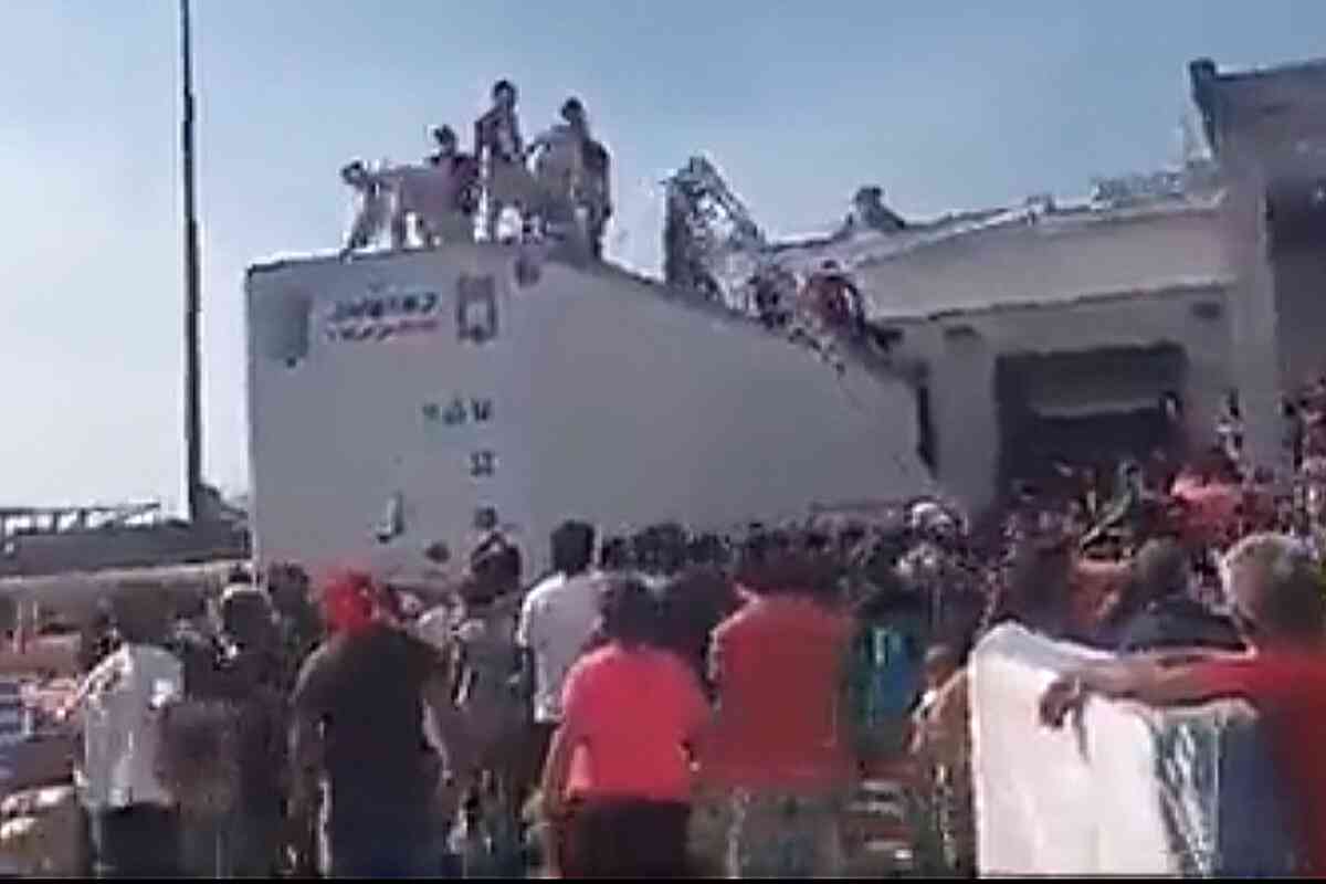 Multitud saquea un tráiler con víveres en Acapulco tras el devastador huracán Otis