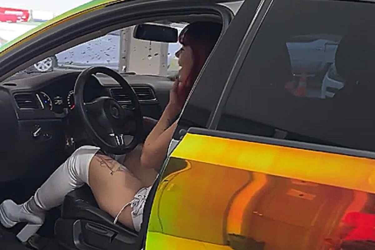 Influencer fingió comprar carro nuevo y luego lo chocó contra un motociclista que murió