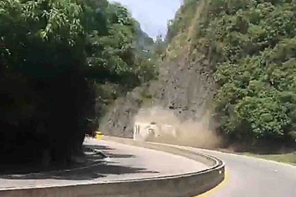 accidente de un bus de exeltur en la vía Bogotá-La Vega-