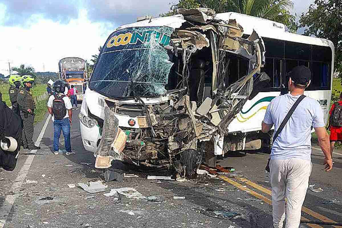 Dos buses se estrellan en la carretera Urabá-Necoclí: hay 15 heridos