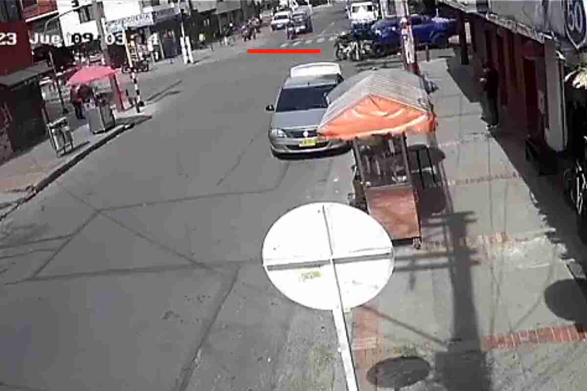 Camioneta atropella a dos policías que iban tras unos atracadores en Chapinero