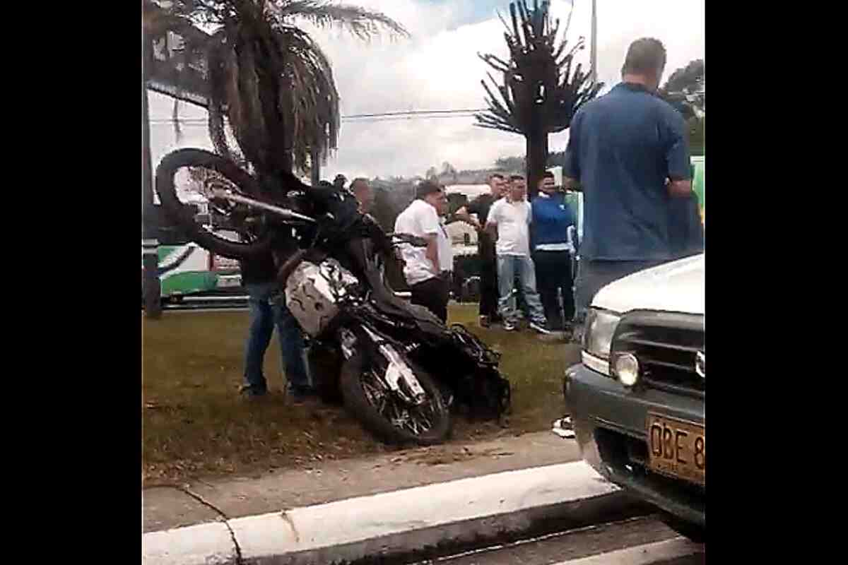Accidente fatal en la glorieta del aeropuerto: Un motociclista muere al estrellarse contra una palmera