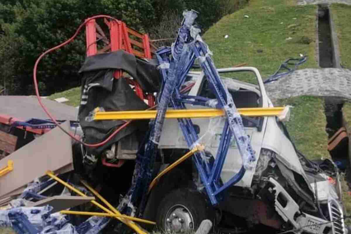 Camionero fallece al salirse de la vía y precipitarse al abismo en el Alto de la Línea