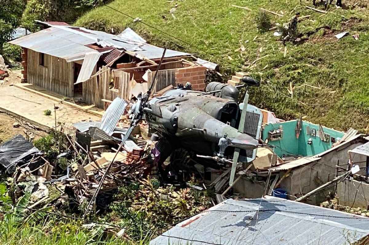 Accidente de helicóptero del Ejército en Antioquia: 11 personas heridas al impactar contra un caserío