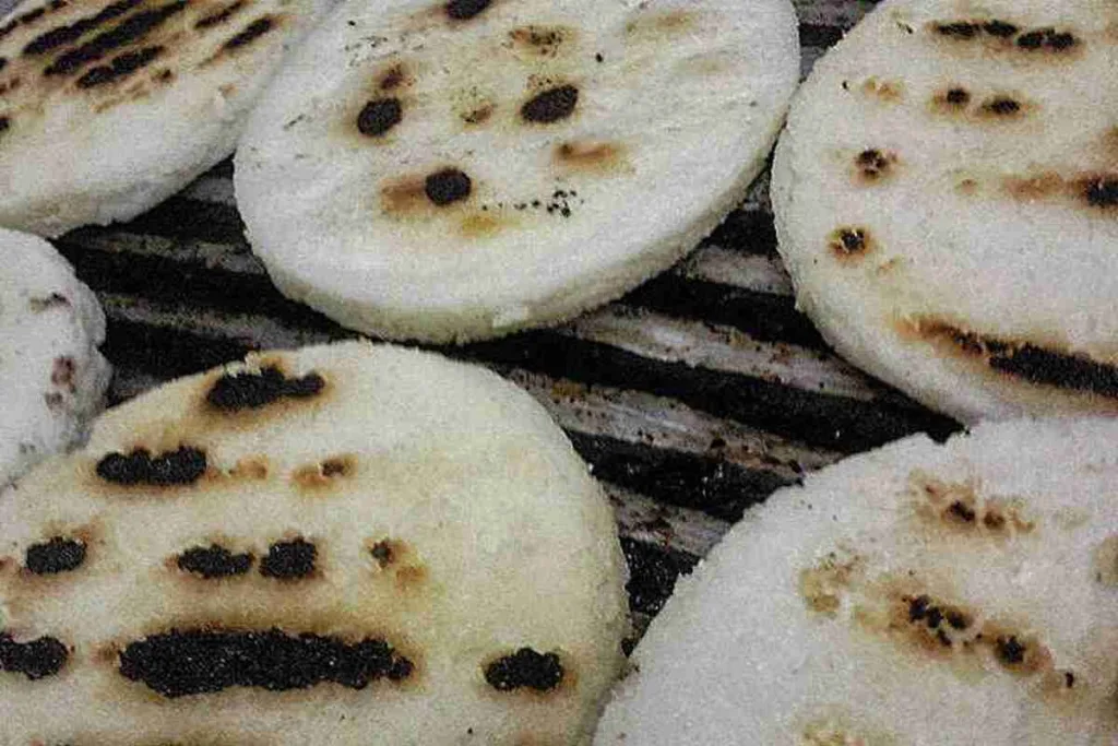 Banda criminal obliga a tenderos de Medellín a vender solo una marca de arepas