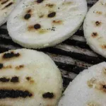 Banda criminal obliga a tenderos de Medellín a vender solo una marca de arepas