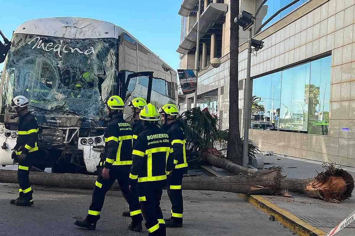 Un autobús sin frenos mata a 3 peatones y se empotra contra un centro comercial en Cádiz