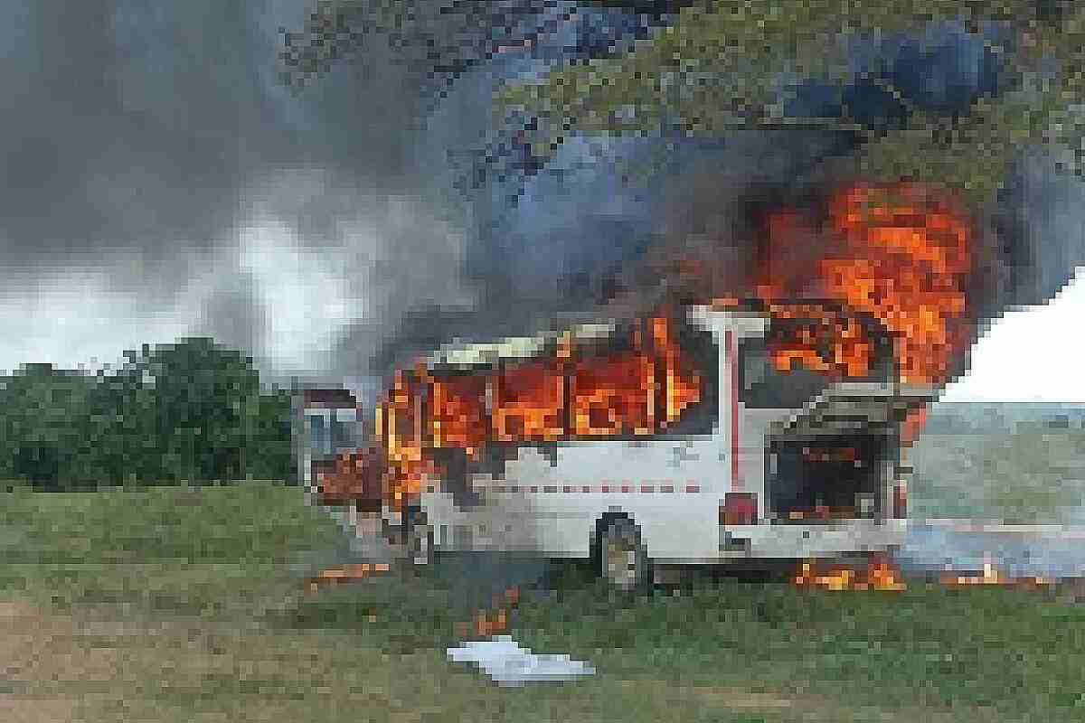 Incineran buseta con trabajadores de Afinia en Sahagún: se desconocen los autores del hecho