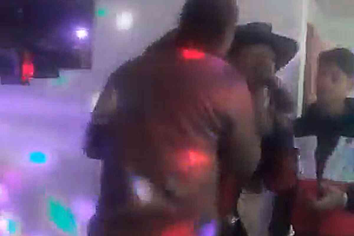 Asesinan a puñaladas al cantante Luis Felipe Mendivelso mientras cantaba en un bar de Bogotá