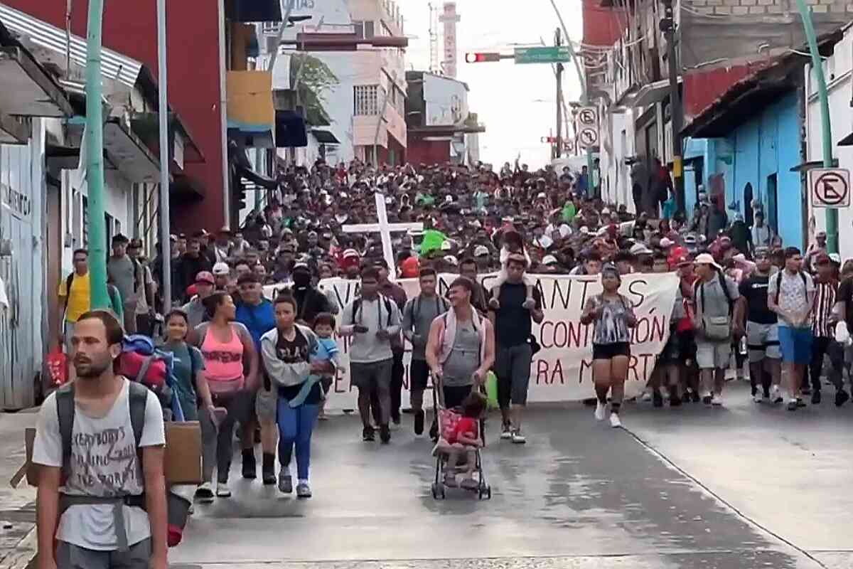 La mayor caravana de migrantes en más de un año avanza hacia EE.UU. desde México