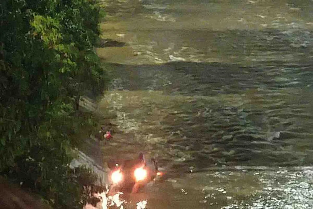 Vehículo cae al río Medellín tras perder el control cerca de la estación Poblado