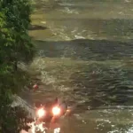 Vehículo cae al río Medellín tras perder el control cerca de la estación Poblado