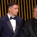 Dibu Martínez recibe el trofeo al mejor arquero y es abucheado por los franceses: Drogba lo defiende