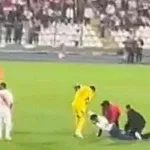 Gallese se enfada con un hincha que irrumpió en la cancha para sacarse una foto con Messi
