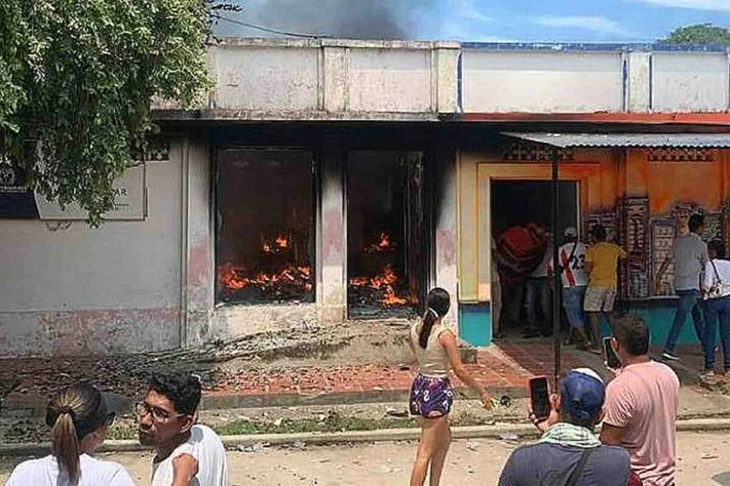 Vandalismo y violencia en Gamarra: queman sede de la Registraduría a un día de las elecciones