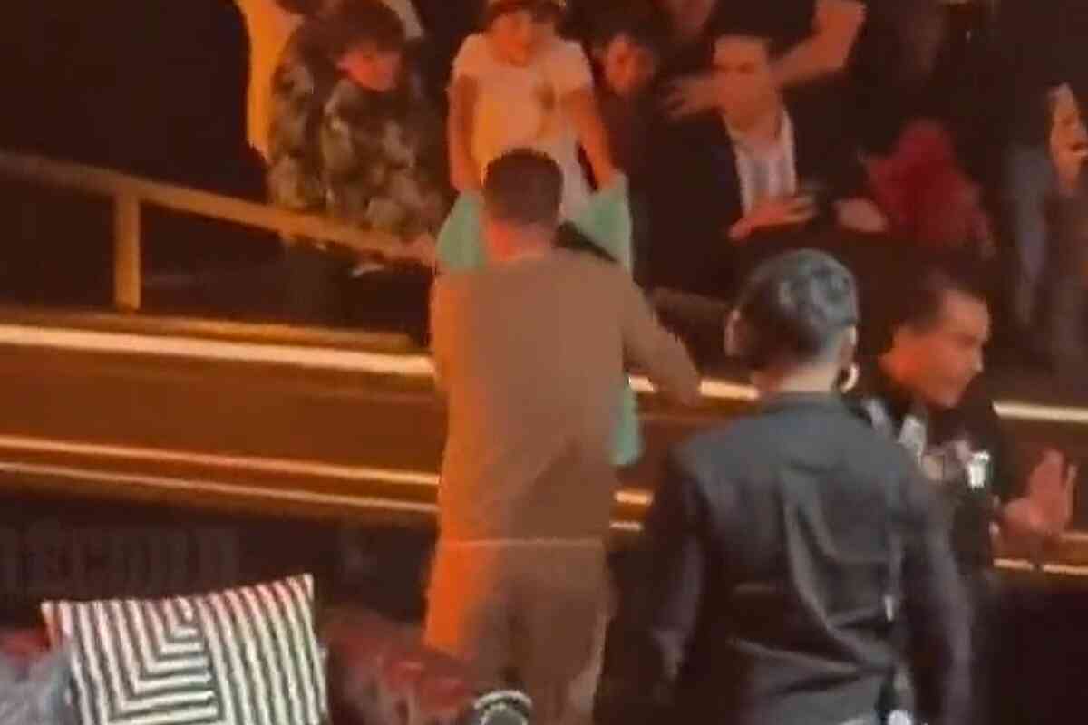 Piqué protagoniza una caída épica al intentar dar un autógrafo en México en el lanzamiento de la KINGS LEAGUE AMERICAS