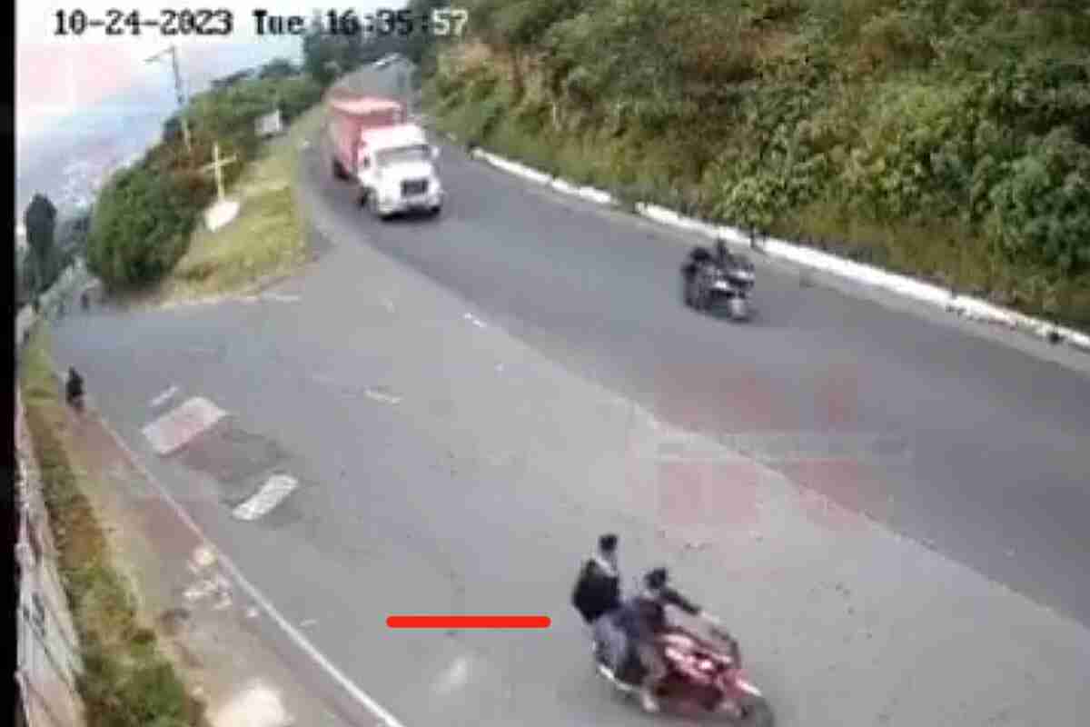 Dos jóvenes estudiantes que se graduarían este viernes fallecen en un siniestro vial en San Juan Alotenango