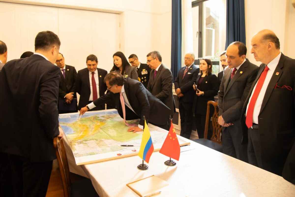 Petro propone dos fases para el Metro de Bogotá en encuentro con empresa china