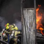 Incendio en chatarrería se propaga a otros negocios y una vivienda en Medellín