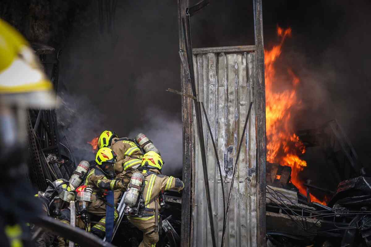 Incendio en chatarrería se propaga a otros negocios y una vivienda en Medellín