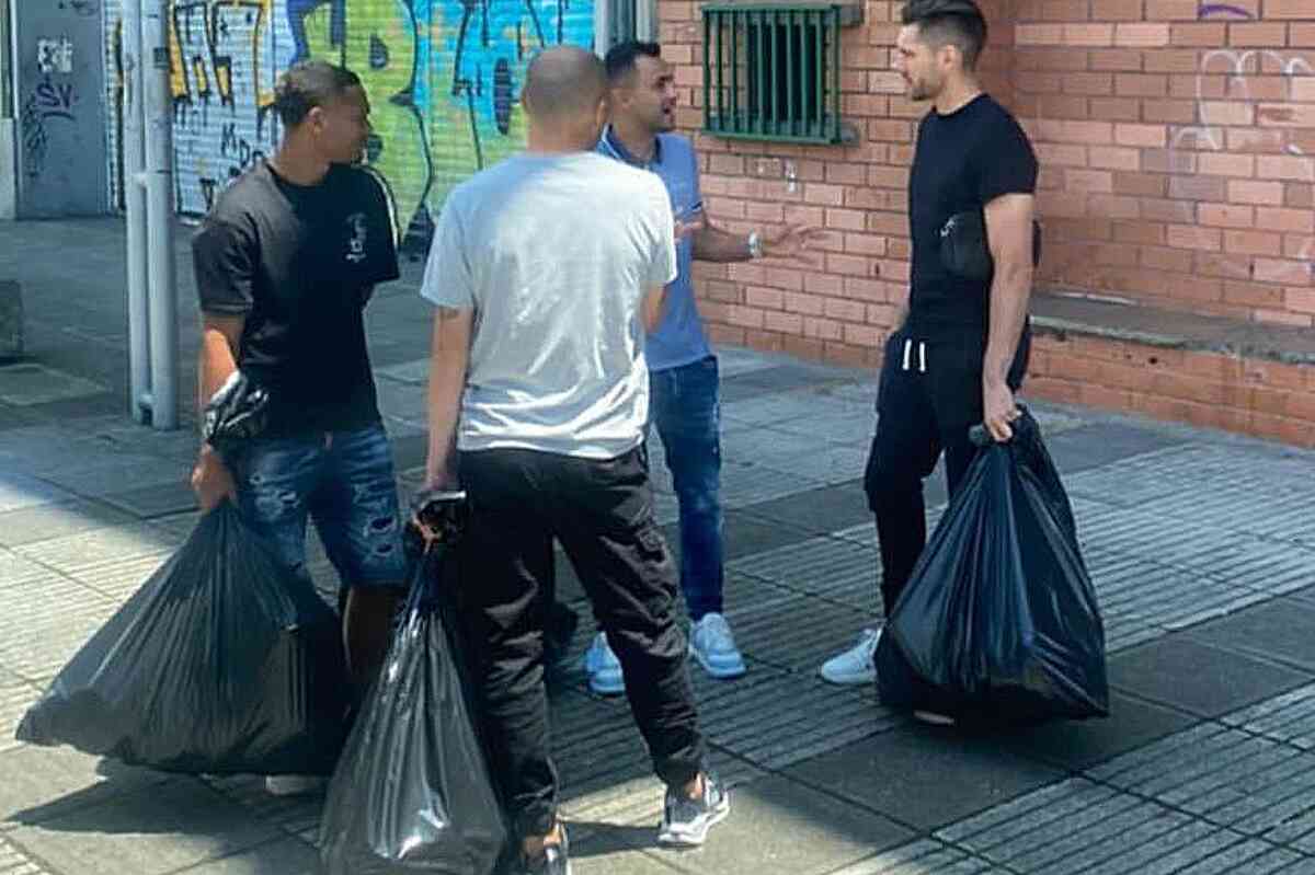 Once Caldas desata la polémica: despedidos 6 jugadores que sacaron sus pertenencias en bolsas negras