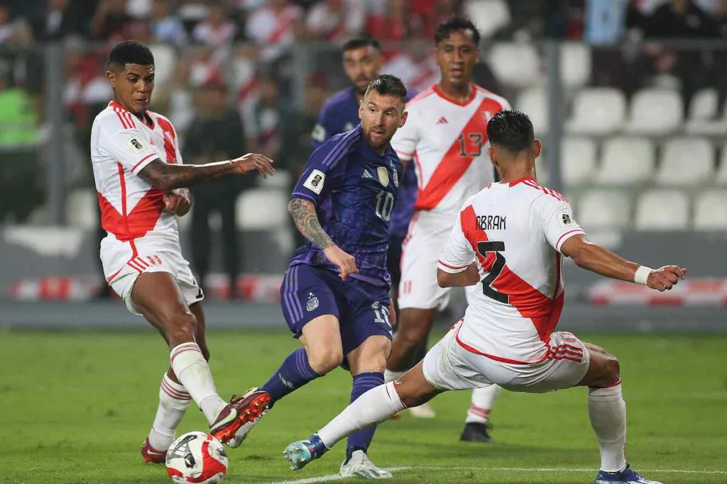 Messi reaparece con la selección con un doblete en Perú y le arrebata el récord a Suárez en las Eliminatorias