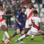 Messi reaparece con la selección con un doblete en Perú y le arrebata el récord a Suárez en las Eliminatorias