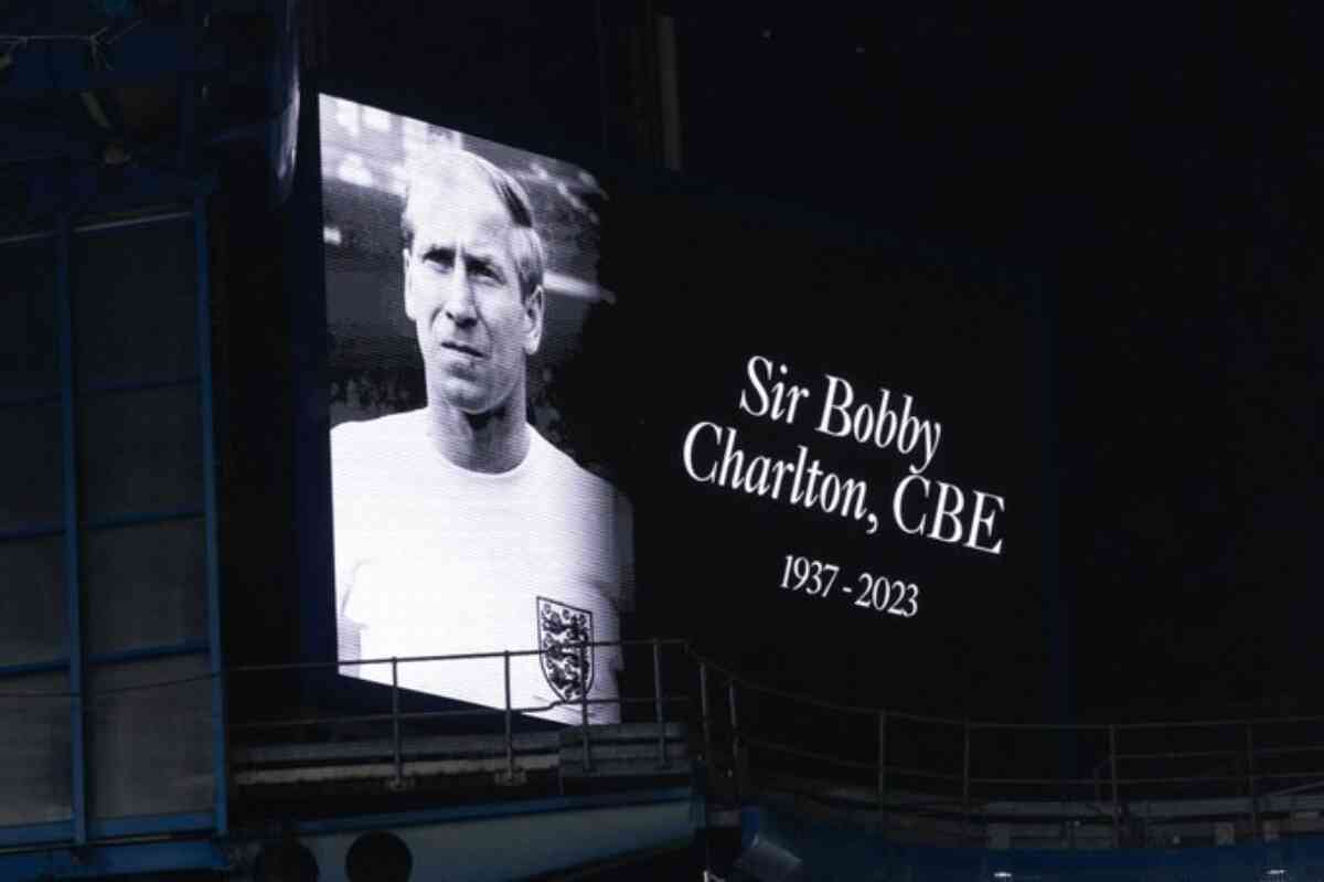 El Manchester City pide perdón por los cánticos sobre muerte de Bobby Charlton