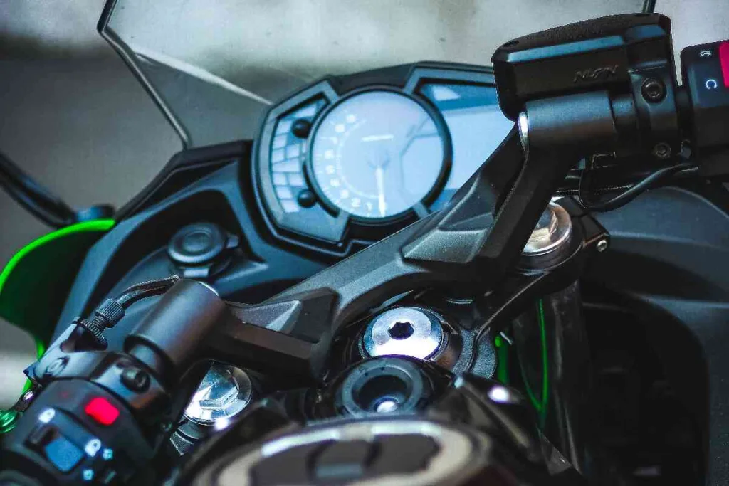 consejos para arrancar y detener una moto con seguridad y confianza