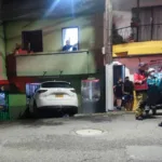 Mujer arrolla con su carro a dos presuntos fleteros que intentaron robarla en Medellín-barrio villa hermosa
