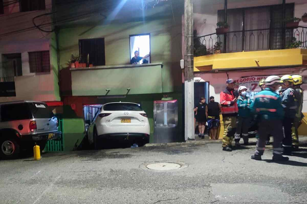 Mujer arrolla con su carro a dos presuntos fleteros que intentaron robarla en Medellín-barrio villa hermosa