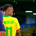 Un aficionado le lanzó un cubo de palomitas a Neymar después del 1-1 entre Brasil y Venezuela