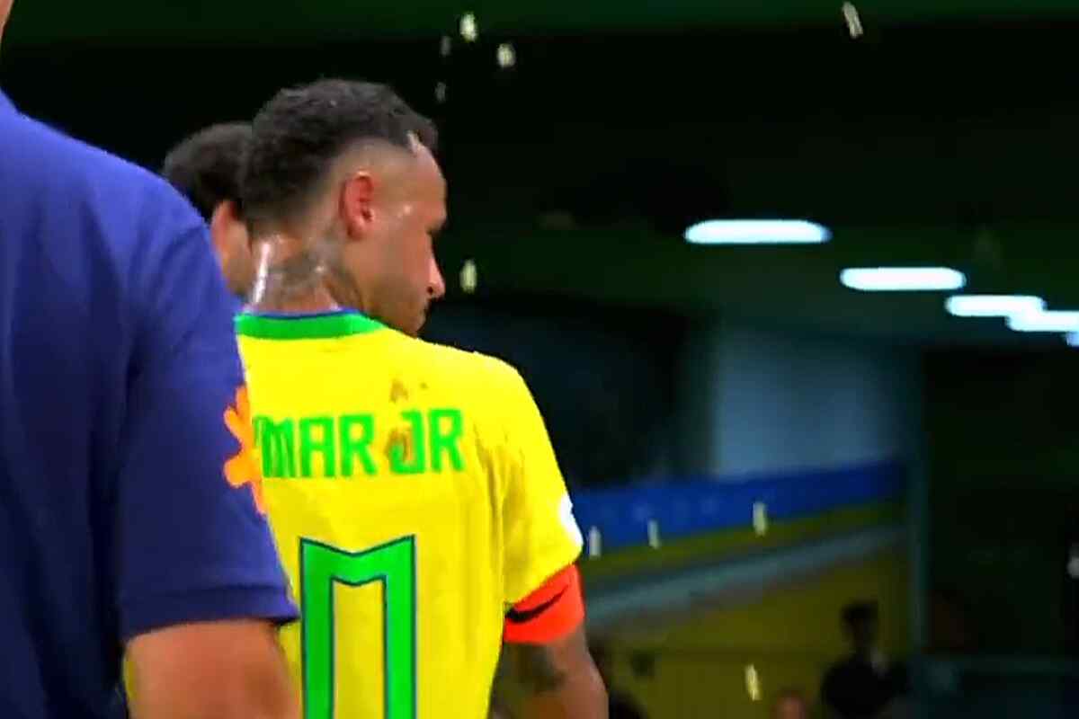 Un aficionado le lanzó un cubo de palomitas a Neymar después del 1-1 entre Brasil y Venezuela