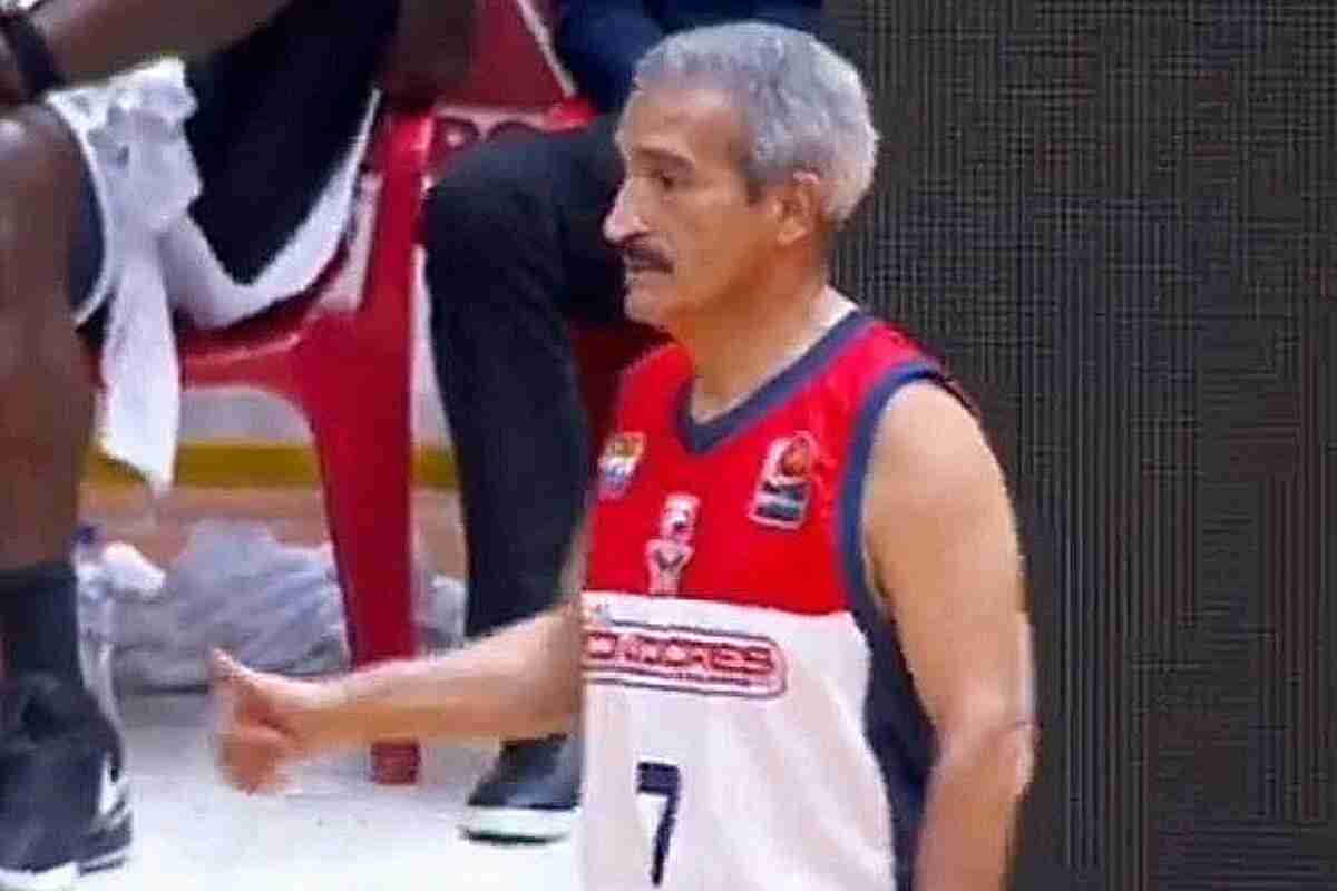 Un jugador de 67 años rompe un récord mundial al debutar en la liga profesional de baloncesto colombiana