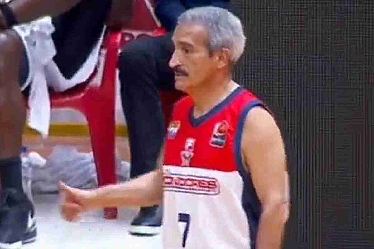 Octavio Carrillo: Un jugador de 67 años rompe un récord mundial al debutar en la liga profesional de baloncesto colombiana