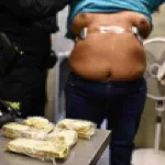Detienen a un hombre con 20 lingotes de oro en su cuerpo en el aeropuerto Olaya Herrera de Medellín
