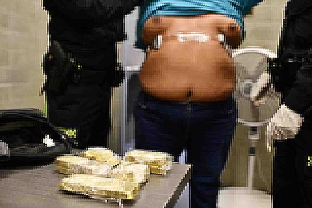 Detienen a un hombre con 20 lingotes de oro en su cuerpo en el aeropuerto Olaya Herrera de Medellín