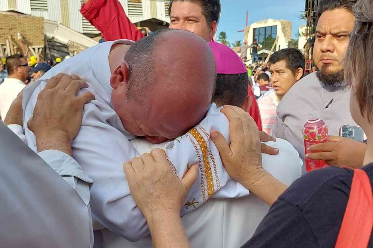 El llanto del sacerdote tras el derrumbe del techo de una iglesia en Ciudad Madero, Tamaulipas