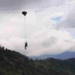 Un parapentista y su acompañante se salvan de milagro al quedar enganchados en cables de alta tensión en Calarcá