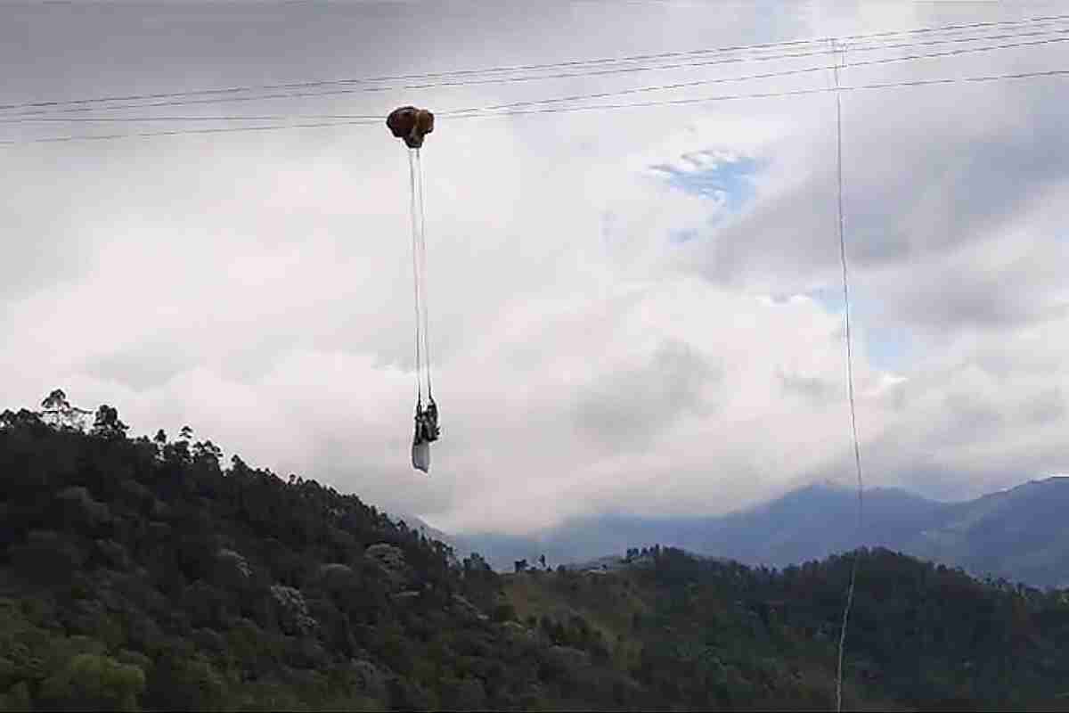 Un parapentista y su acompañante se salvan de milagro al quedar enganchados en cables de alta tensión en Calarcá